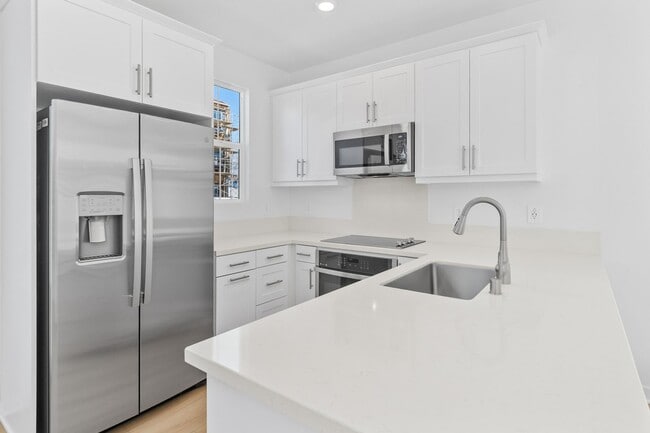 Building Photo - Modern Comfort & Style in Prime Ontario Location