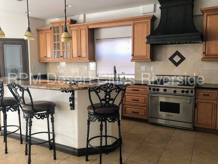 Building Photo - Huge 7 Bedroom Home in Moreno Valley!