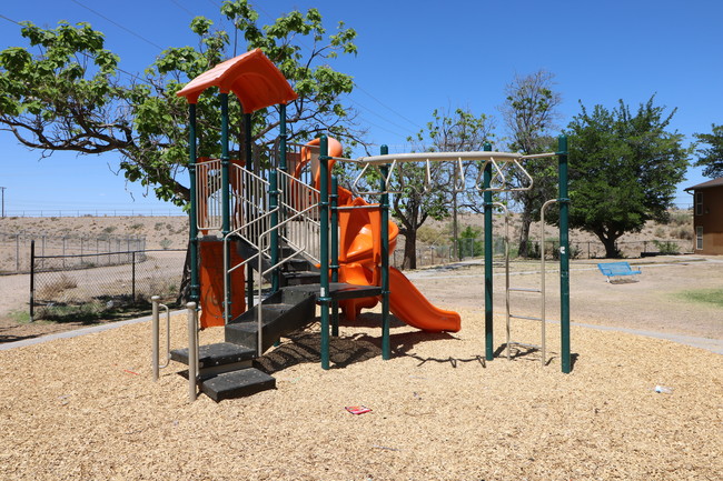 Área de juegos infantiles en Villas Esperanza Apartments, Albuquerque 87107 - Villa Esperanza