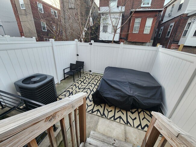 Foto del edificio - Huge 4 bed 3 bath with roofdeck, finished ...
