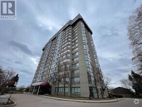 Building Photo - 880-880 Dundas St W