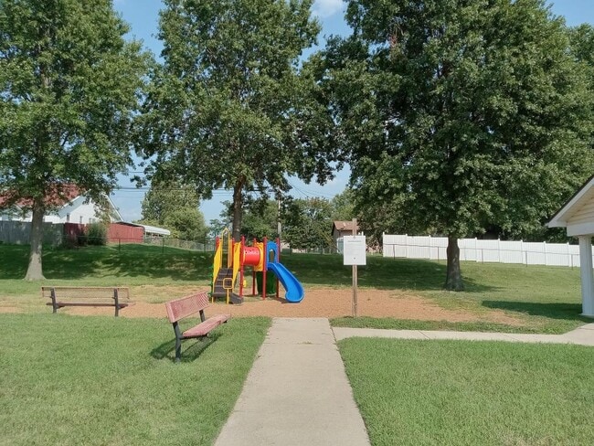 Building Photo - Broadway Place