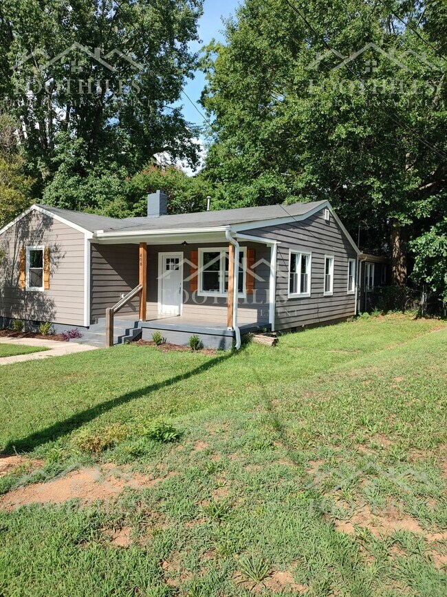 Foto del edificio - 4-Bedroom House off N Main St