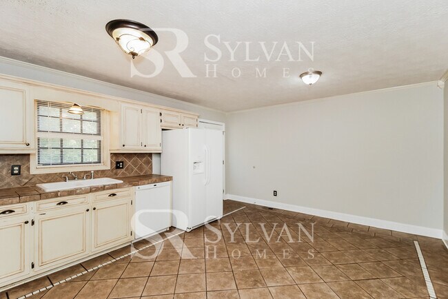 Building Photo - Welcome to this stunning 4 bedroom, 2 bath...