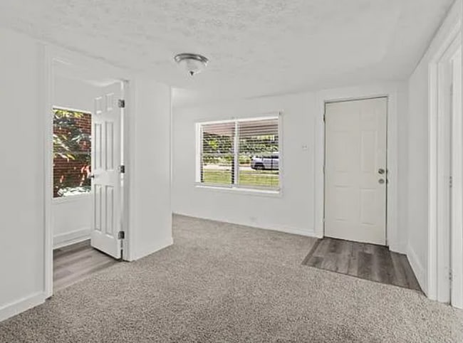 Foto del edificio - NOW AVAILABLE!!