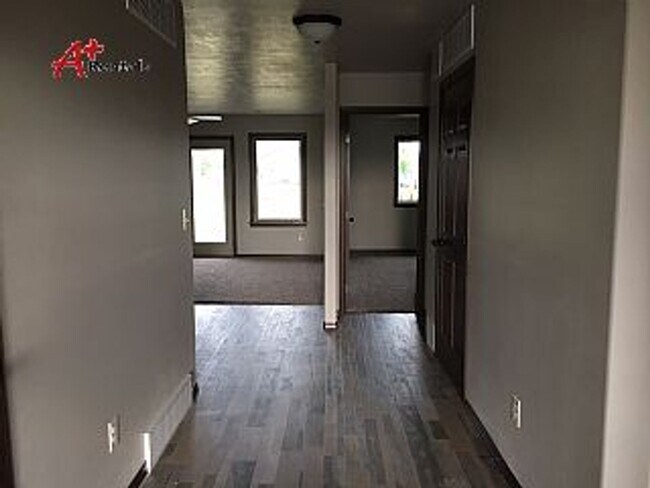 Foto del edificio - Three bedroom two bathroom Twin home w/ double garage