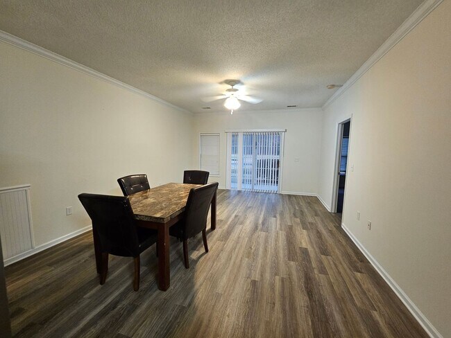 Foto del edificio - 5840 Longwood Dr