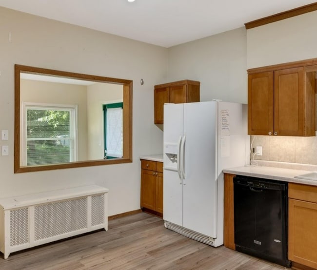 Building Photo - 1128 6th St S