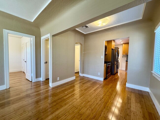 Building Photo - Charming Upgraded 2 Bedroom Cottage w/Cent...