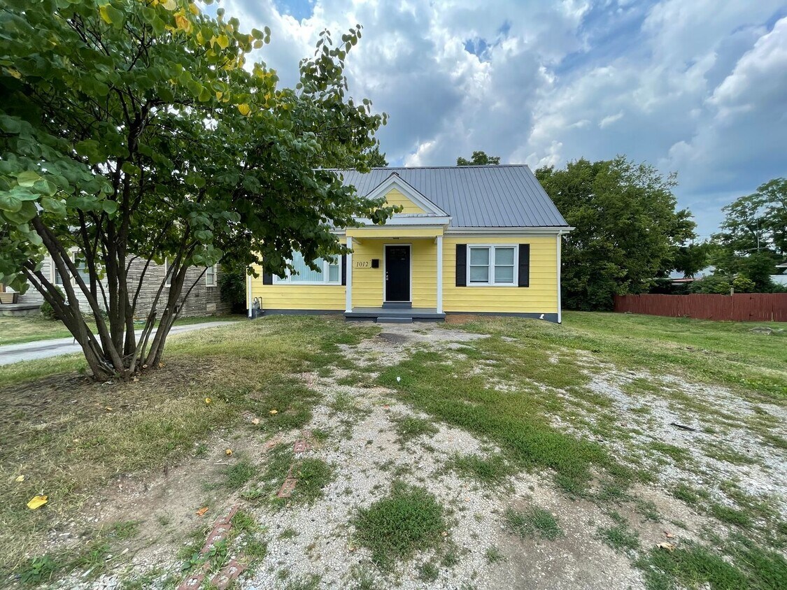 Foto principal - Large 4 Bedroom 2 Bath Home