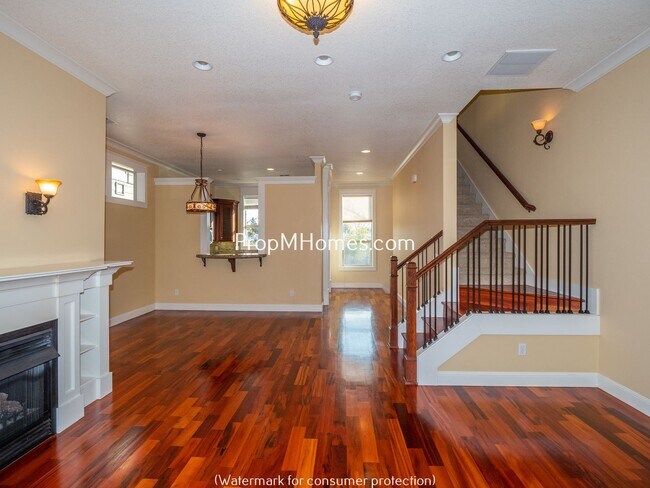 Building Photo - Stunning Upscale Two Bedroom Townhouse in North Portland - Prime Location!