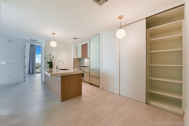 Building Photo - 2831 S Bayshore Dr