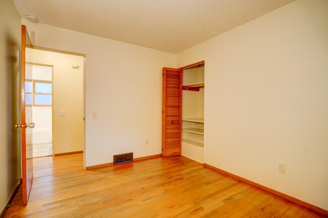Building Photo - 2110 Iris Ln