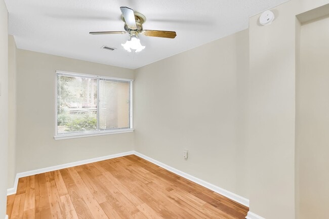 Building Photo - Charming First Floor Condo Available for Rent