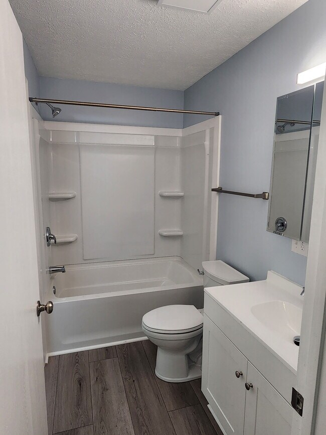 Baño completo - 204 Brookside Ln