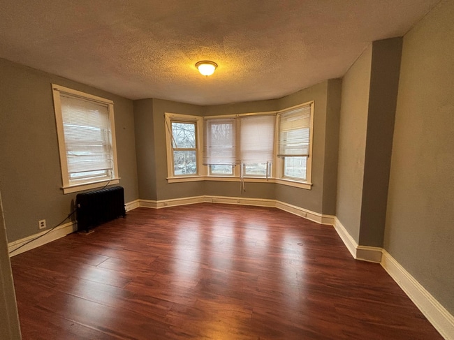 Foto del edificio - 649 W State St