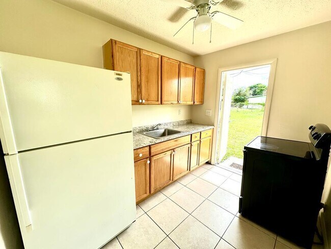 Building Photo - 1374 9th Ct