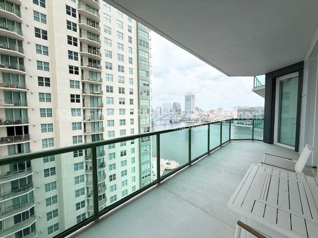 Building Photo - 1431 Riverplace Blvd
