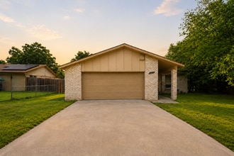 Building Photo - 2412 Andover Dr