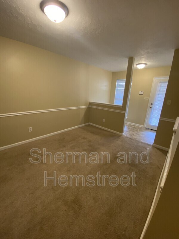 Building Photo - 303 Hazelnut Dr