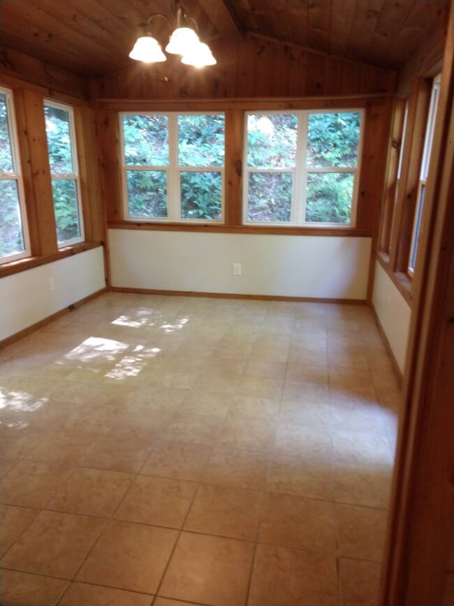 Building Photo - 128 Iron Mountain Rd