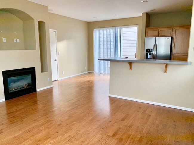 Building Photo - Beautiful 3 bed 2.5 bath Home with 2 car garage