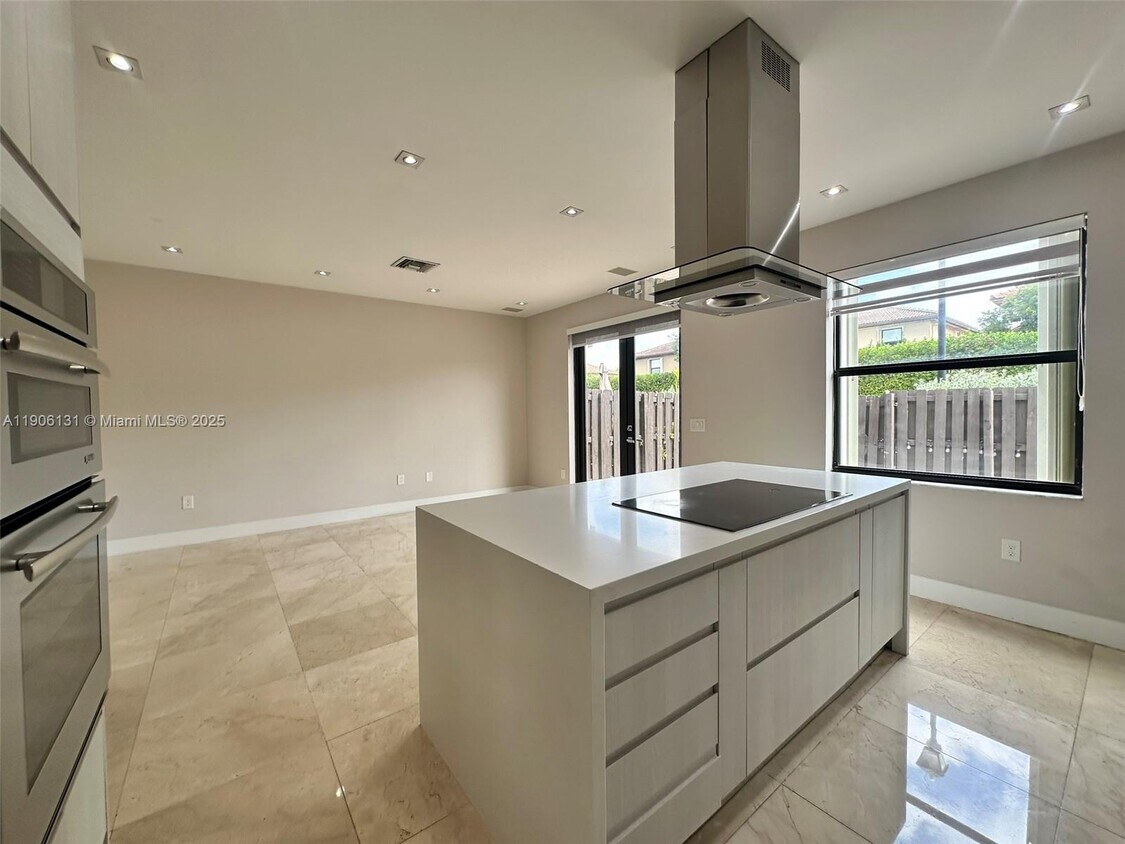 Foto principal - 8755 NW 116th Ct