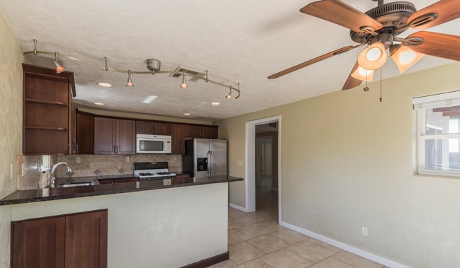 Building Photo - 410 E Waverly St