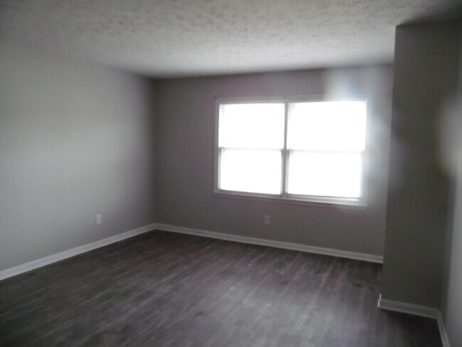 Foto del edificio - 2801 Easthills Dr