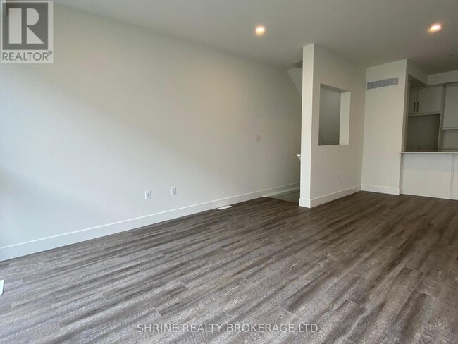 Photo du bâtiment - 234-234 Edgevalley Rd