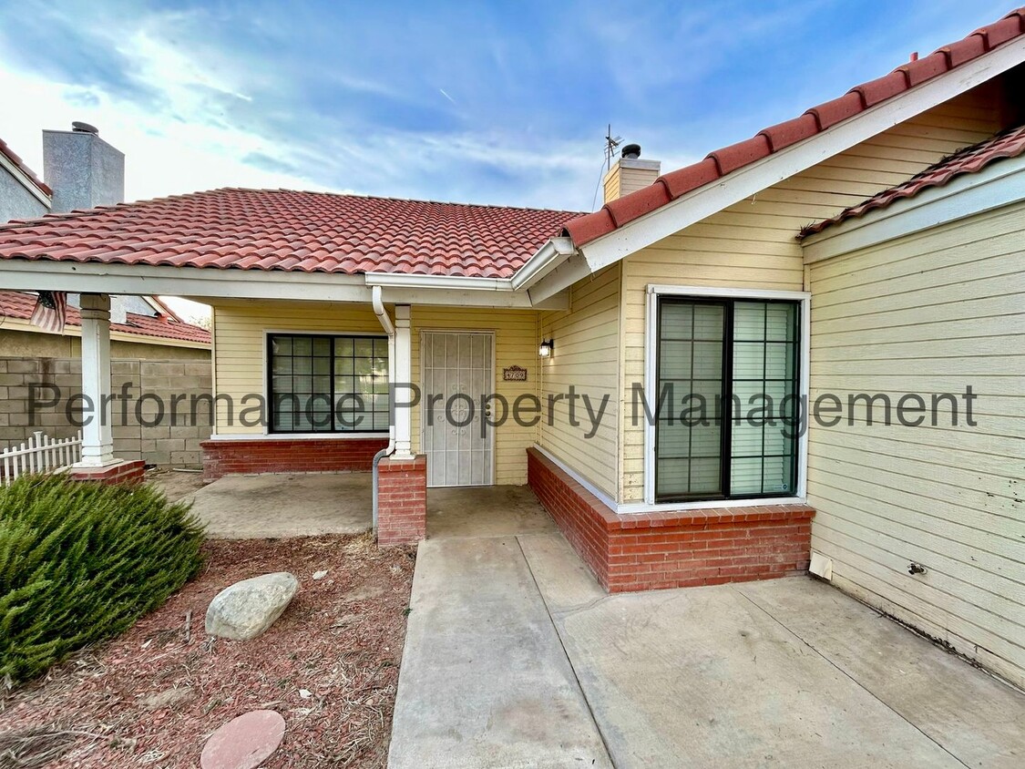 Foto principal - Charming 3 Bed/2 Bath Home in SW Bakersfie...