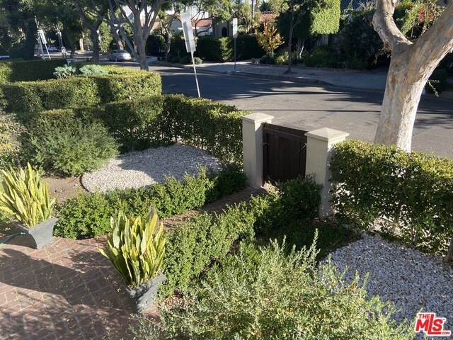 Foto del edificio - 8755 Ashcroft Ave