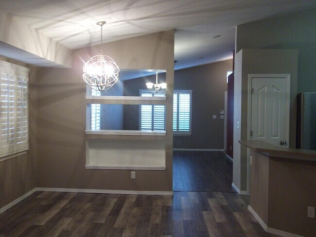 Foto del edificio - 681 Wind River Ave