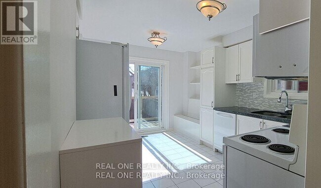 Building Photo - 552 Marlatt Dr