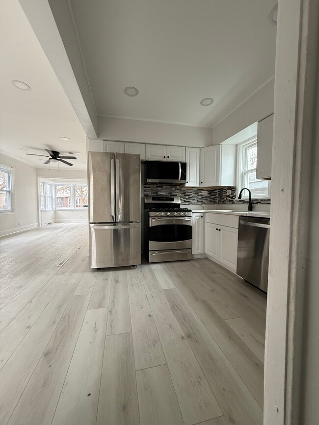 Building Photo - 2011 Grey Ave