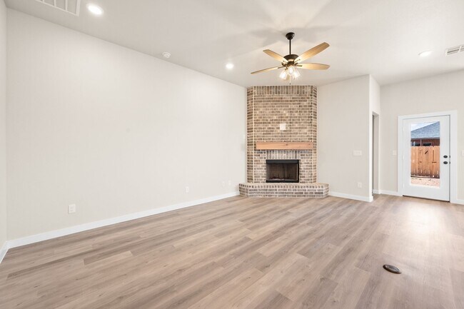 Foto del edificio - 4 Bedroom Rental Available July 7th in Lub...