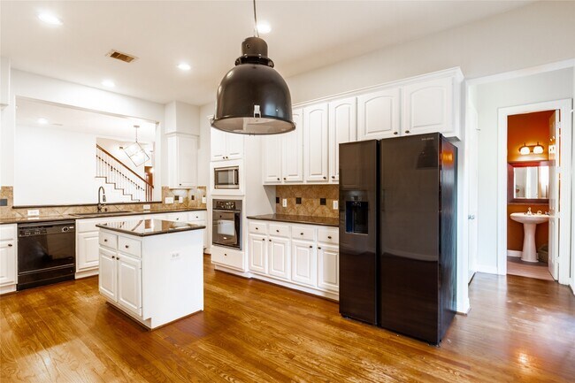 Building Photo - 2923 Royal Oaks Crest