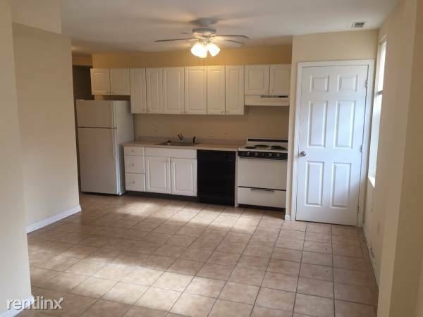 Building Photo - 1 br, 1 bath Apartment - 339 Bainbridge St 3R