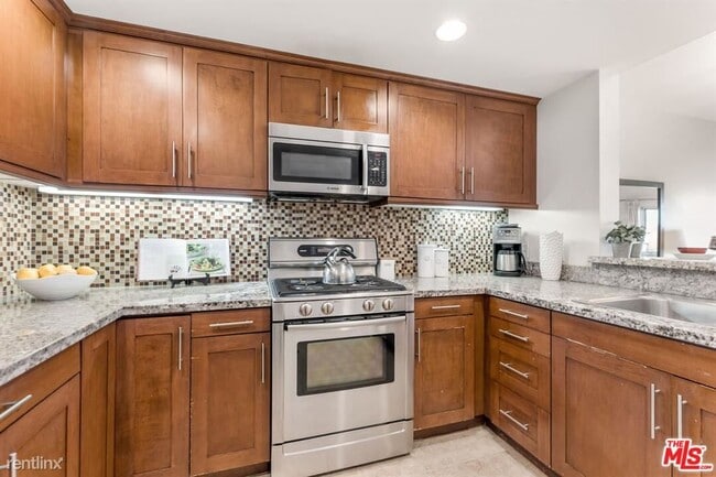Building Photo - 2 br, 2 bath House - 7100 Alvern St Apt 323
