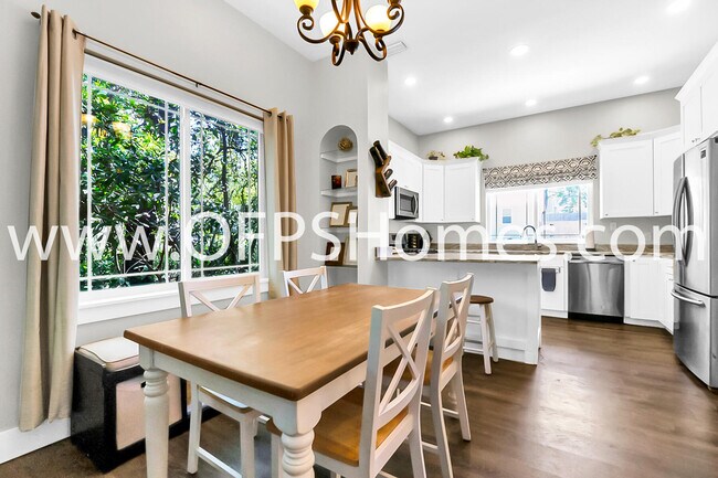 Building Photo - 712 Cypress Dr