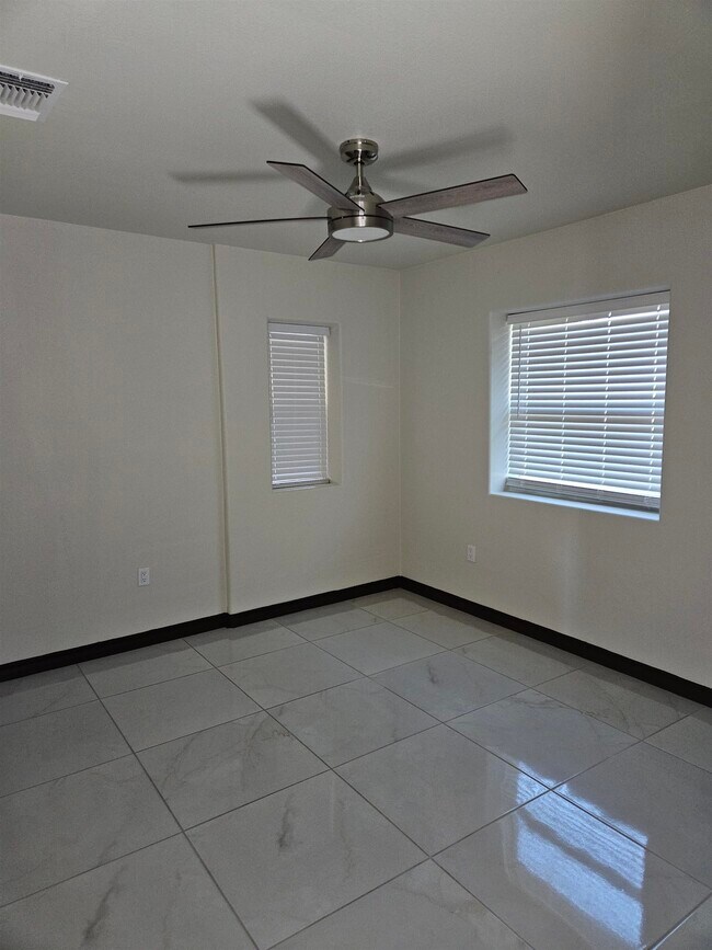 Foto del edificio - 3901 Logan Ave
