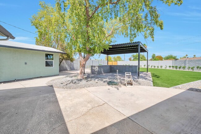 Foto del edificio - Amazing house on huge lot near ASU