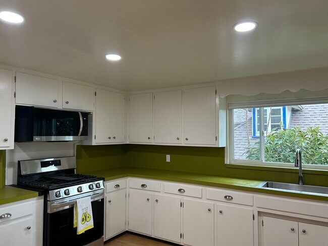KITCHEN WITH NEW APPLIANCES - 1623 Champlain Terrace