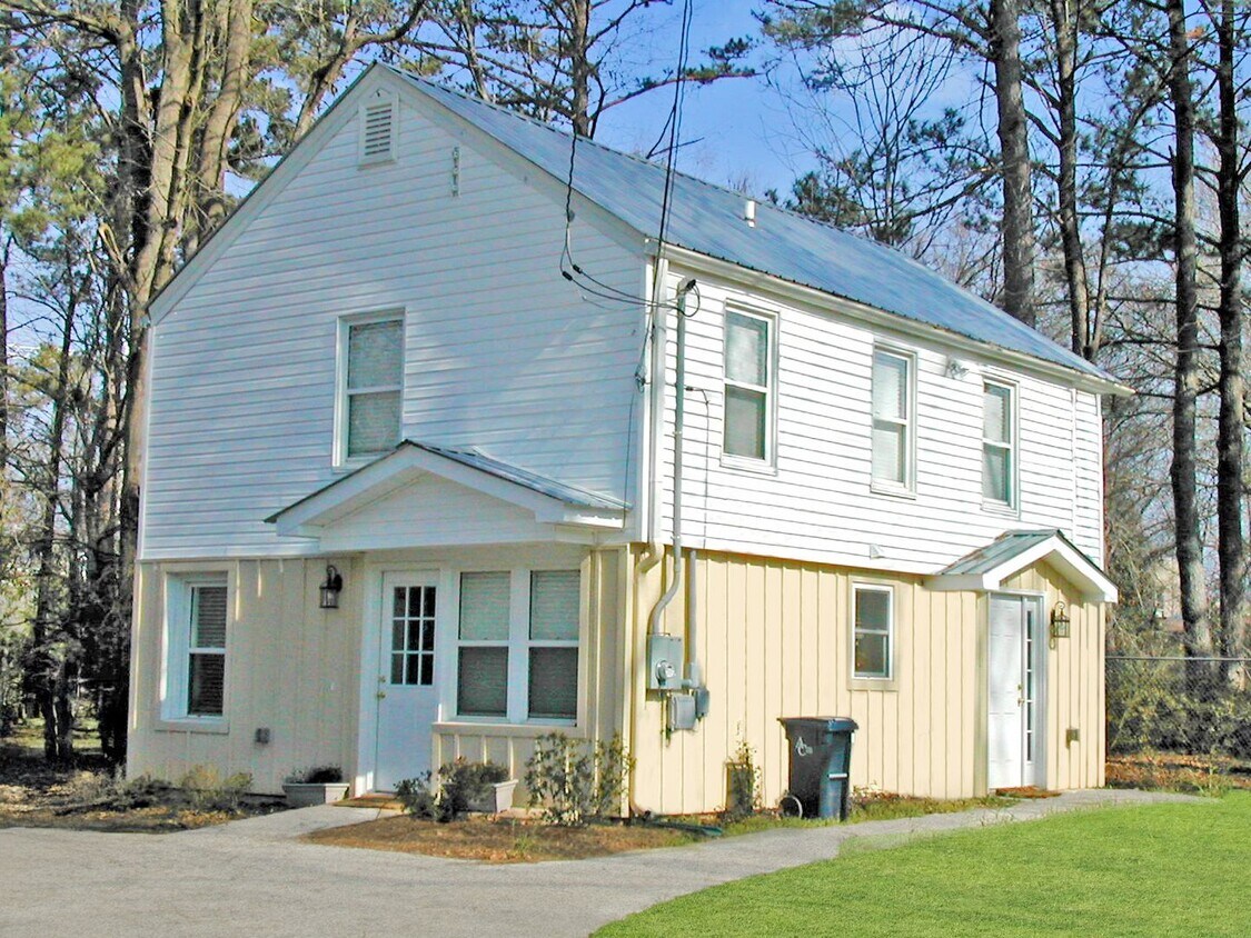 NormalTown 2br House - Fall 2026 Prelease - NormalTown 2br House - Fall 2026 Prelease