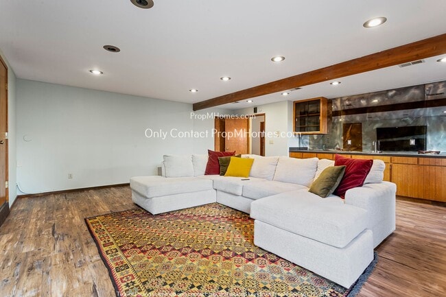 Building Photo - Stylish 4-Bedroom Home in Gladstone: Where...