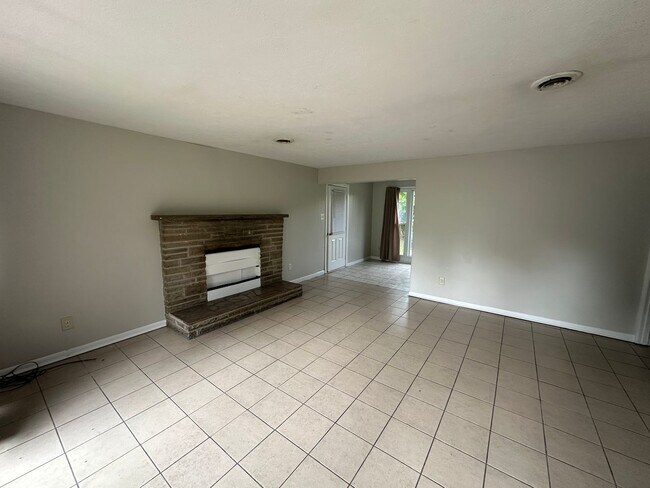 Foto del edificio - ONE LEVEL BRICK RANCHER WITH EXTRA LARGE LOT