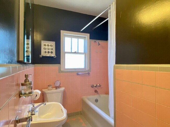 Foto del edificio - Updated Bungalow located in Downtown Redwood City & 15 miles from SF International Airport