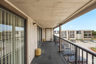 Building Photo - 206 Plaza Verde Dr