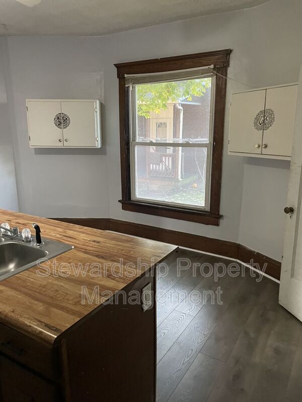 Building Photo - 927 Camden Ave SW