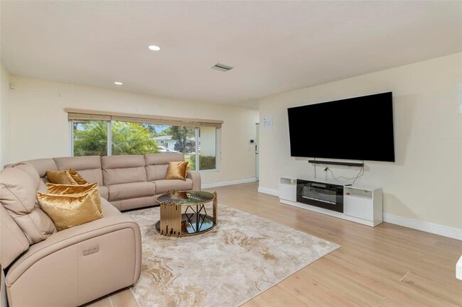 Building Photo - 4750 NW 65th Ave